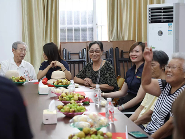 中庭裝飾集團(tuán)丨“情暖中秋，將愛傳承”——走進(jìn)金浦社區(qū)慰問高齡老人